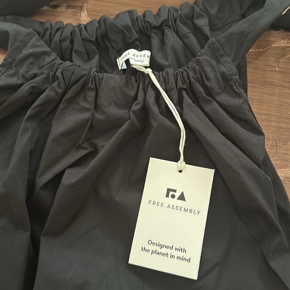 Elegant Black Sleeveless Dress - Picture 8 of 10